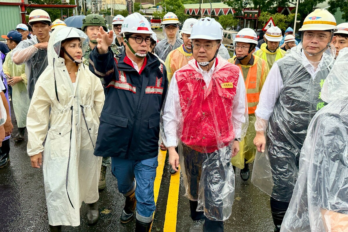 陳其邁(前排右二)陪同卓榮泰(前排左三)前往六龜山區視察災情。 圖：高雄市政府/提供
