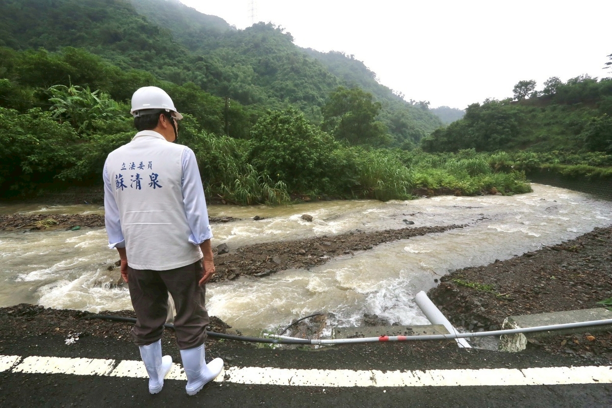 蘇清泉認為屏東山區災情不斷，行政院初擬丹娜絲颱風災後重建特別條例，應將屏東縣納入。 圖：蘇清泉辦公室/提供