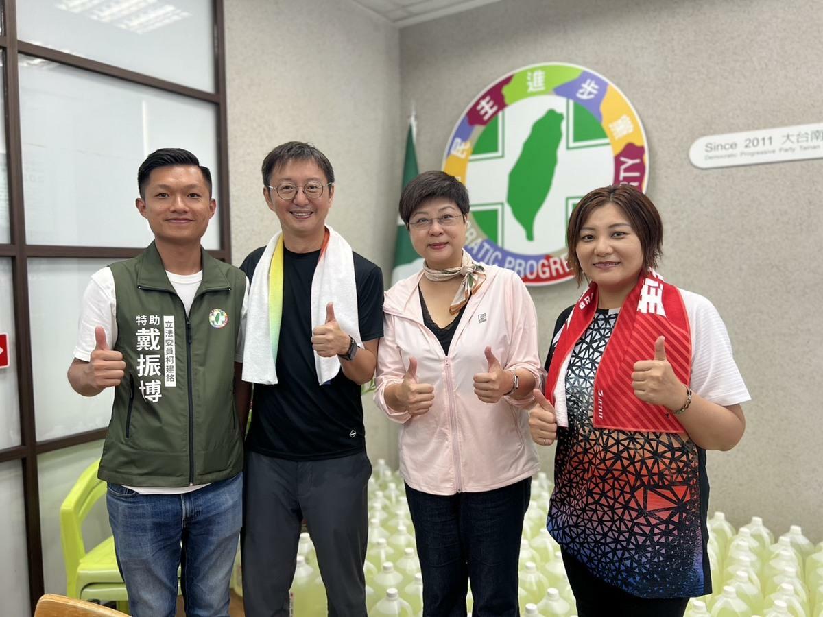 江肇國（左二）、陳雅惠（右一）率志工隊投入鹽水、後壁災後清理，實際行動支援災區重建。 圖：議員陳雅惠服務處提供