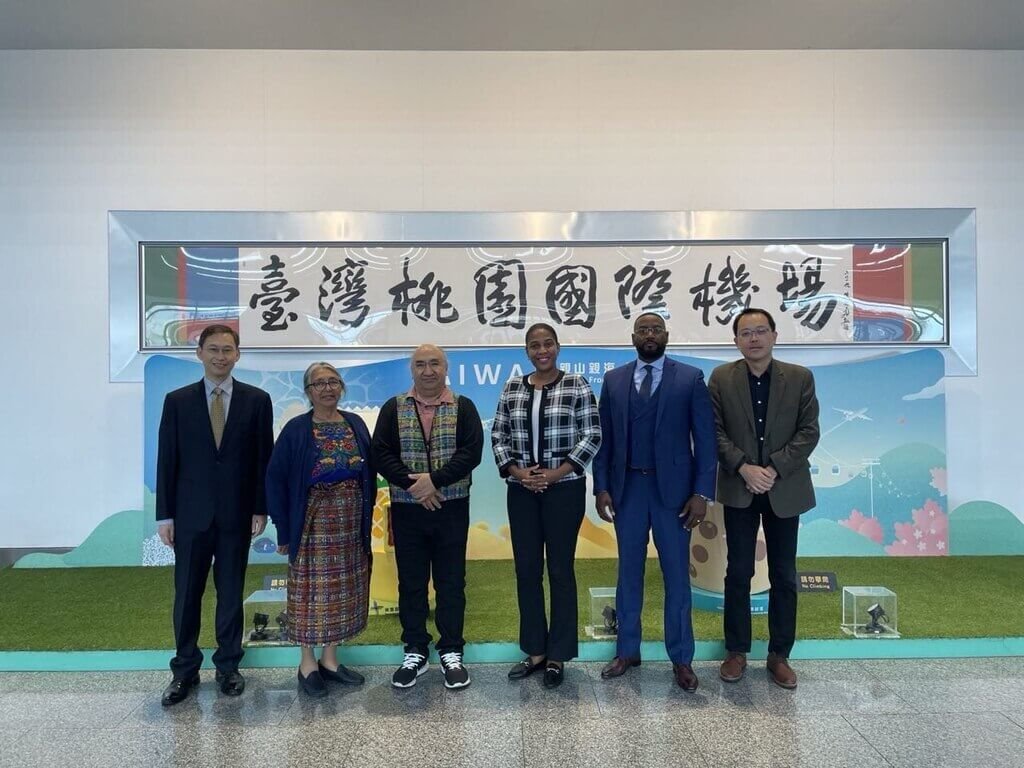 友邦駐日內瓦聯合國常任代表訪台團4日至9日訪台，外交部國組司長孫儉元（左1）代表接機。訪團成員包括瓜地馬拉常代卡利（José Francisco Calí Tzay，左3）大使、海地常代拉賽格堡（Ann-Kathryne Lassègue，右3）大使及陪同訪團的駐日內瓦辦事處處長李冠德（右1）。 圖：外交部提供