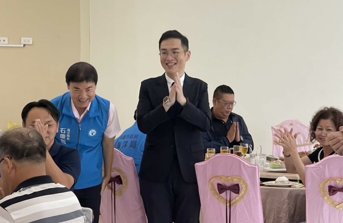 楊孟凡(中)獲得15席理事全票支持，當選高雄區漁會總幹事。 圖：孫家銘翻攝