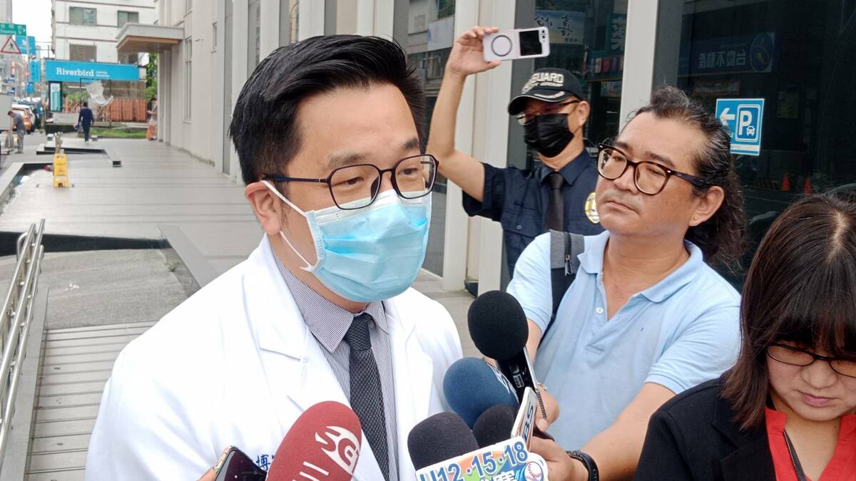 蕭家傑(左)嚴正表示醫院不容任何形式的暴力、威嚇或擾亂秩序的行為，將全力配合警方調查，追究相關人員責任。 圖：孫家銘攝