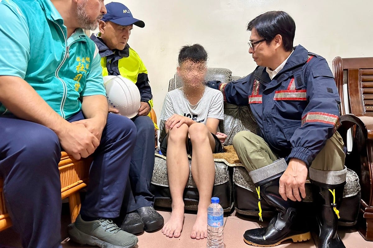 陳其邁(右一)八月一日曾親自到桃源探視慰訪李家14歲少年(右二)及家屬。 圖：高雄市社會局/提供（資料照）