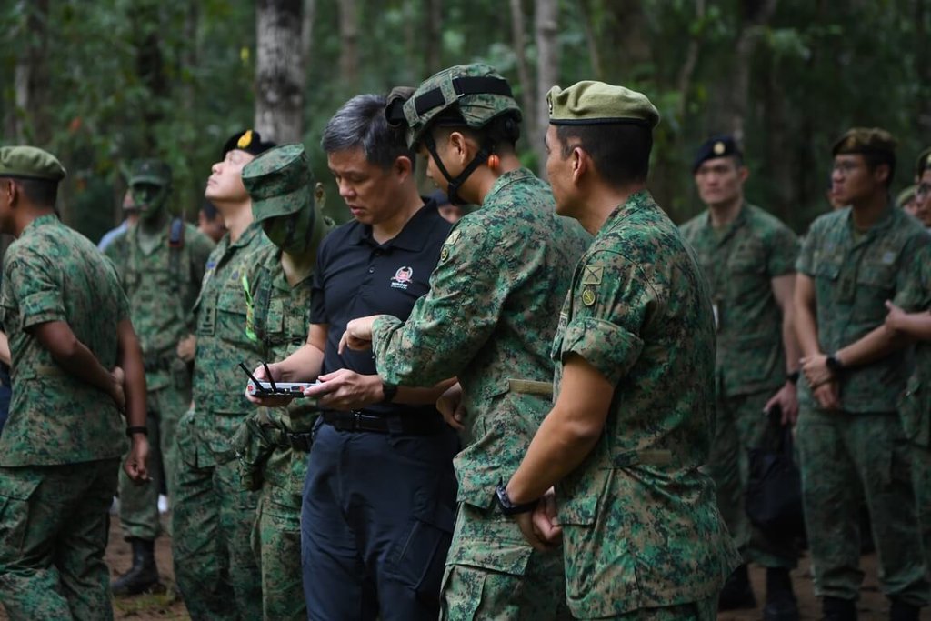 新加坡國防部長陳振聲（前右3）4日視察基本軍訓中心。 圖：新加坡國防部提供