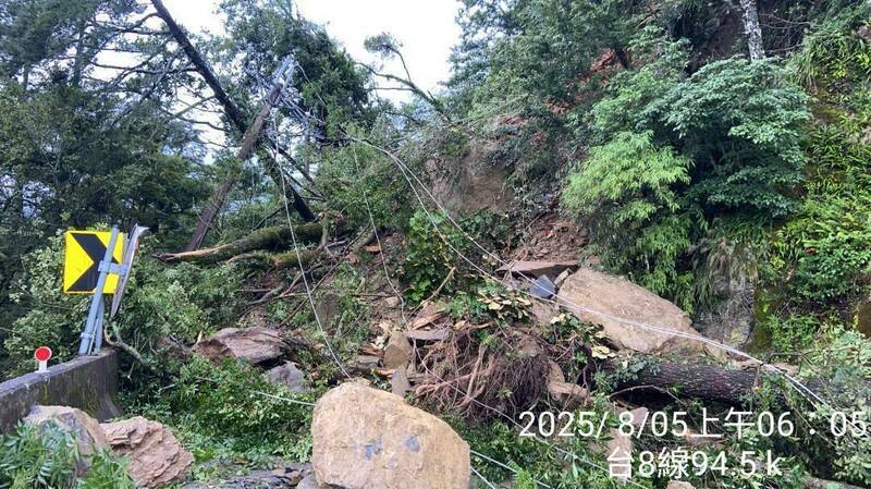 中橫公路94.5K因連續降雨造成邊坡土體坍滑，預計下午5點才能搶通。 圖：民眾提供