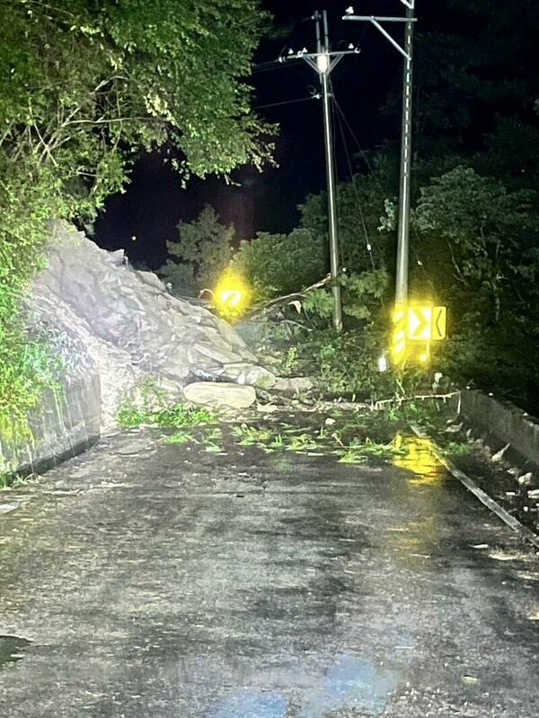 昨日晚間中橫公路94.5K邊坡土體坍滑讓道路中斷。 圖：民眾提供