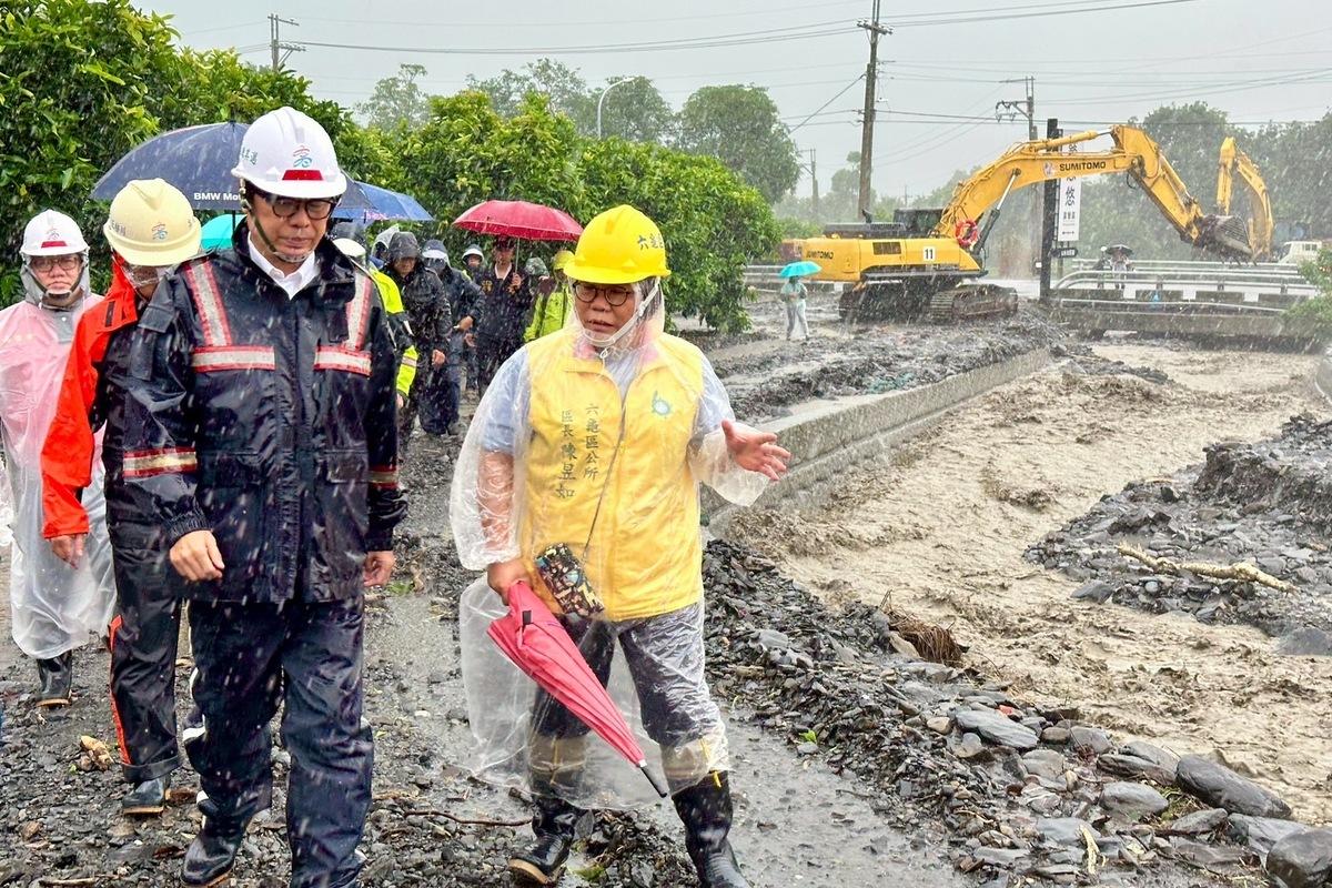 陳其邁(前左)親察六龜豪雨災損時面色凝重，希望中央全力協助災區重建。 圖：高雄市政府/提供