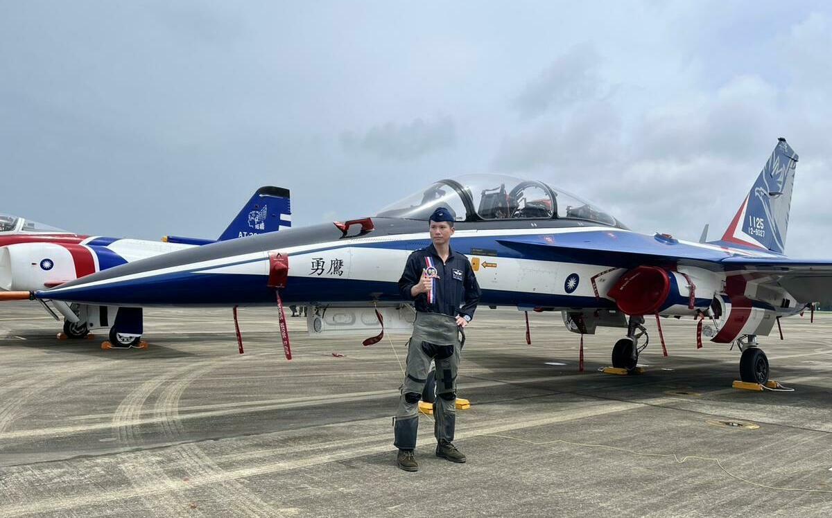 (影) 雷虎小組交接！勇鷹高教機噴煙展演 象徵國機國造成果