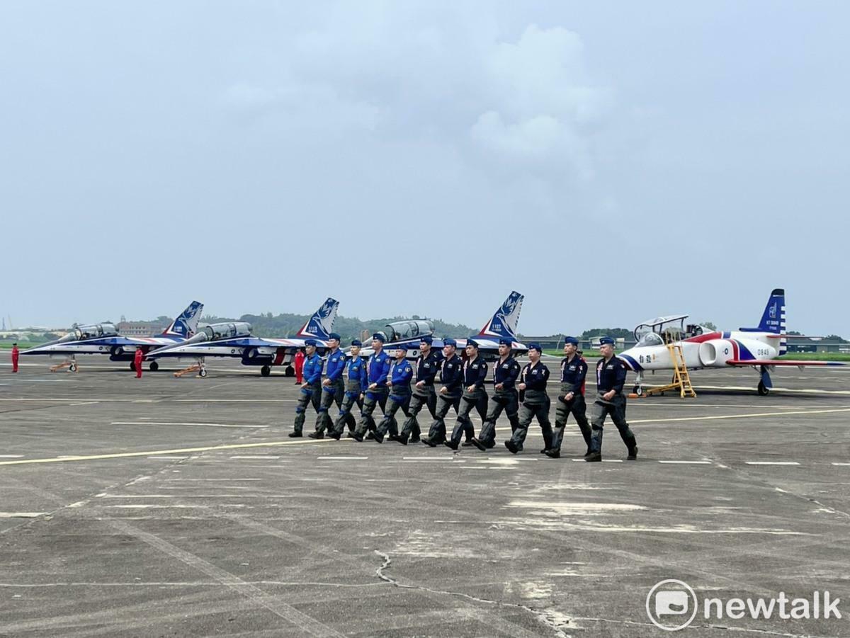 AT-3教練機、AJT勇鷹高教機飛行教官完美完成噴煙與展演，接受空軍司令頒發換裝令。 圖：金大鈞/攝