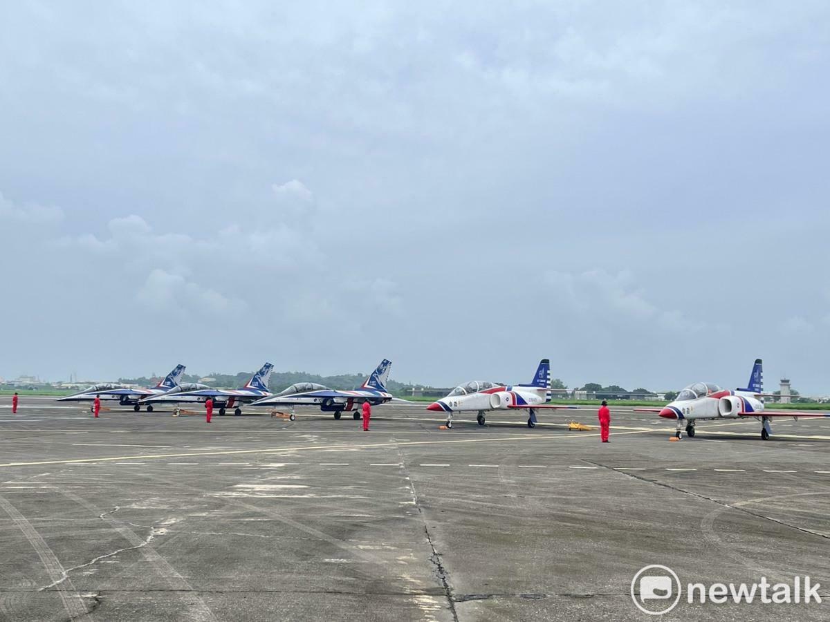 AT-3教練機、AJT勇鷹高教機展演後，停於機坪一致排開，象徵傳承與開啟雷虎新頁。 圖：金大鈞/攝
