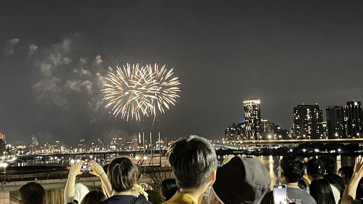 迪化污水處理廠休閒運動公園的堤景觀平台是看煙火的隱藏版秘境。 圖：台北市迪化污水處理廠／提供