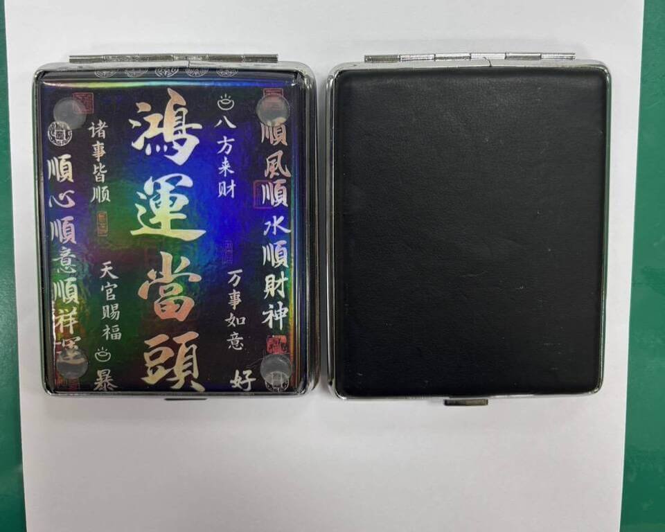 有遊客日前在小琉球開毒趴，警方逮捕13人，並查獲毒品愷他命及K盤等證物，調查後報請屏東縣政府警察局依毒品危害防制條例裁處。（屏東縣政府警察局東港分局提供）中央社記者黃郁菁傳真　114年8月5日
