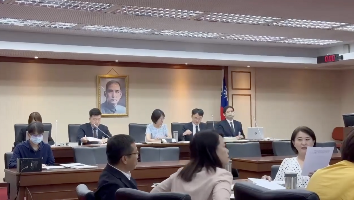 民進黨立委郭國文等人昨提案邀請行政院長卓榮泰赴立法院就「加速推動丹娜絲颱風及0708豪雨災區復原重建工作」進行專案報告並備質詢，今（5日）卻突然撤案，讓藍白立委傻眼不已，國民黨立委王鴻薇還當場「蛤？」出來。 圖：翻攝影片