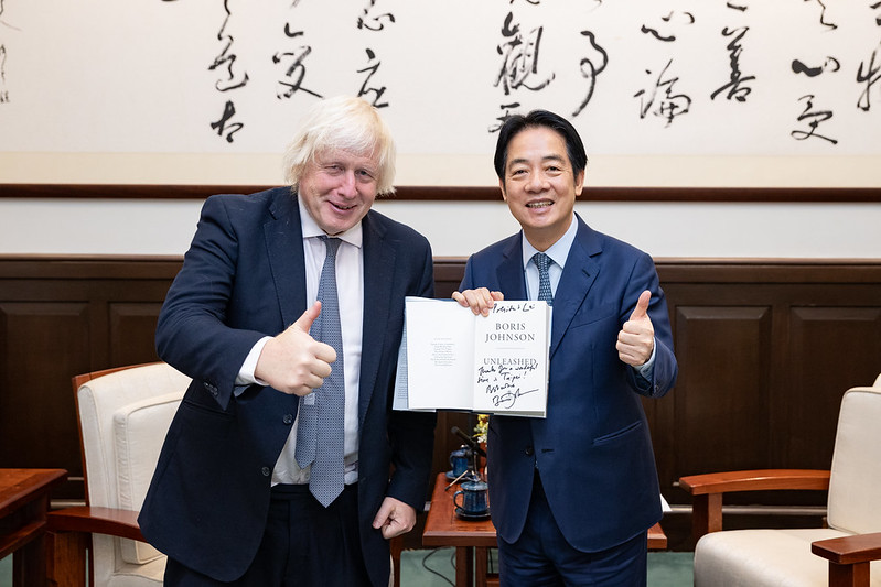 賴清德獲贈強生的回憶錄《Unleashed》。 圖：總統府提供