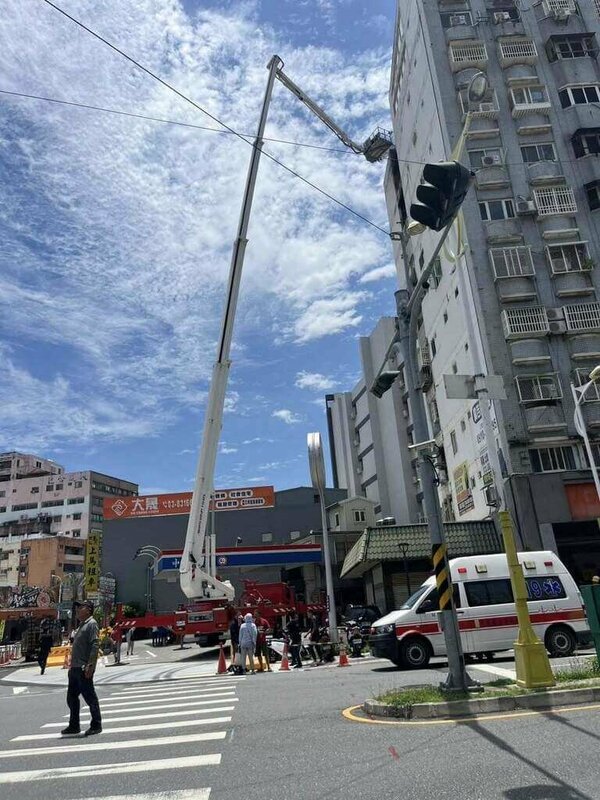 花蓮市國聯四路一棟住宅大樓5日中午發生火警，消防隊出動雲梯車到場救援，4人送醫、其中1人無生命跡象，現場還有其他住戶陸續脫困。（民眾提供）中央社記者李先鳳傳真　114年8月5日