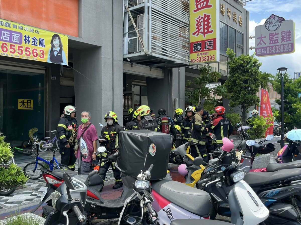 花蓮縣消防局接獲報案後，迅速派遣花蓮、美崙、自強、仁里分隊及特搜大隊與第一大隊共赴現場搶救。 圖：翻攝自「花蓮市長魏嘉彥」臉書
