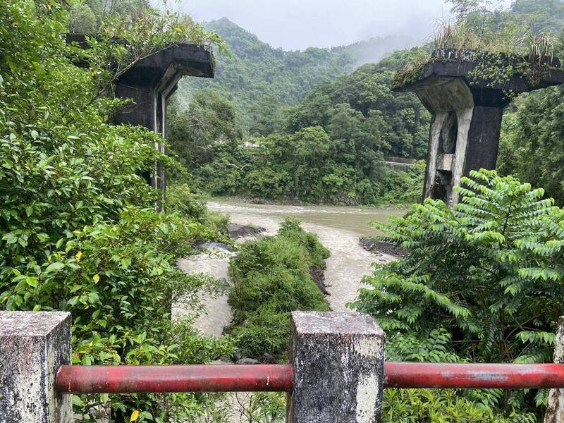 新北烏來加九寮景觀大橋下方因溪水暴漲17人受困，所幸都已自行撤離。 圖：警方提供