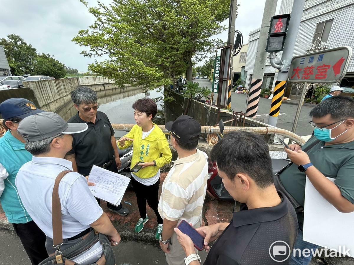 豪大雨對台南市後壁、永康、安南、北區、大內等區造成極大的影響，立委陳亭妃今日迅速召集11場會勘，邀請農業部農田水利署、水保署、經濟部水利署、內政部國土署、台南市水利局等單位與在地議員、里長深入探討災後復原工作。 圖：陳亭妃服務處提供