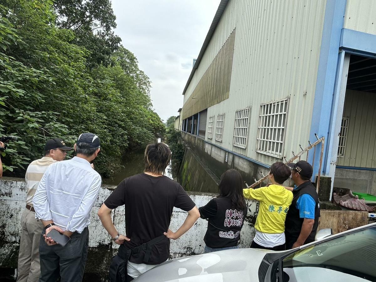 豪大雨對台南市後壁、永康、安南、北區、大內等區造成極大的影響，立委陳亭妃今日迅速召集11場會勘，邀請農業部農田水利署、水保署、經濟部水利署、內政部國土署、台南市水利局等單位與在地議員、里長深入探討災後復原工作。 圖：陳亭妃服務處提供