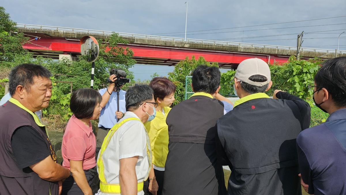 豪大雨對台南市後壁、永康、安南、北區、大內等區造成極大的影響，立委陳亭妃今日迅速召集11場會勘，邀請農業部農田水利署、水保署、經濟部水利署、內政部國土署、台南市水利局等單位與在地議員、里長深入探討災後復原工作。 圖：陳亭妃服務處提供