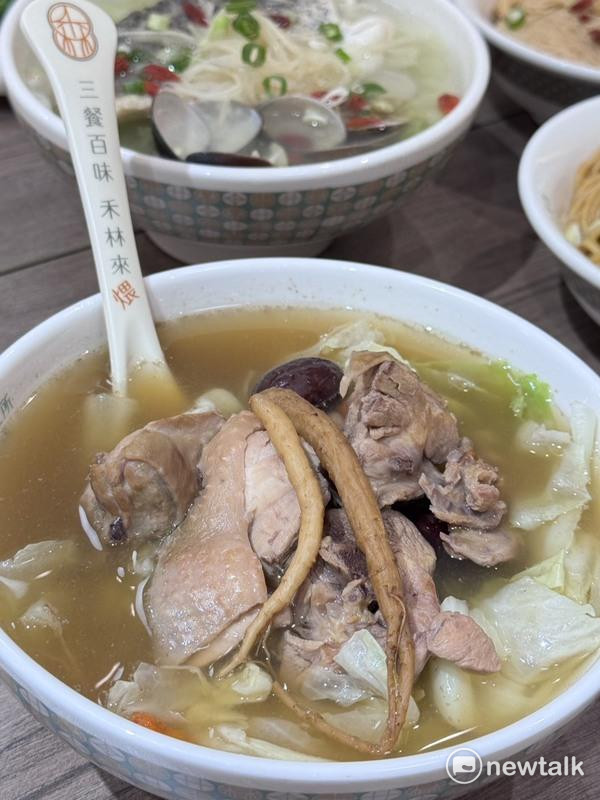 雞湯皆由主廚團隊精熬六至八小時，講究濃郁與營養。 圖：林怡伶/攝