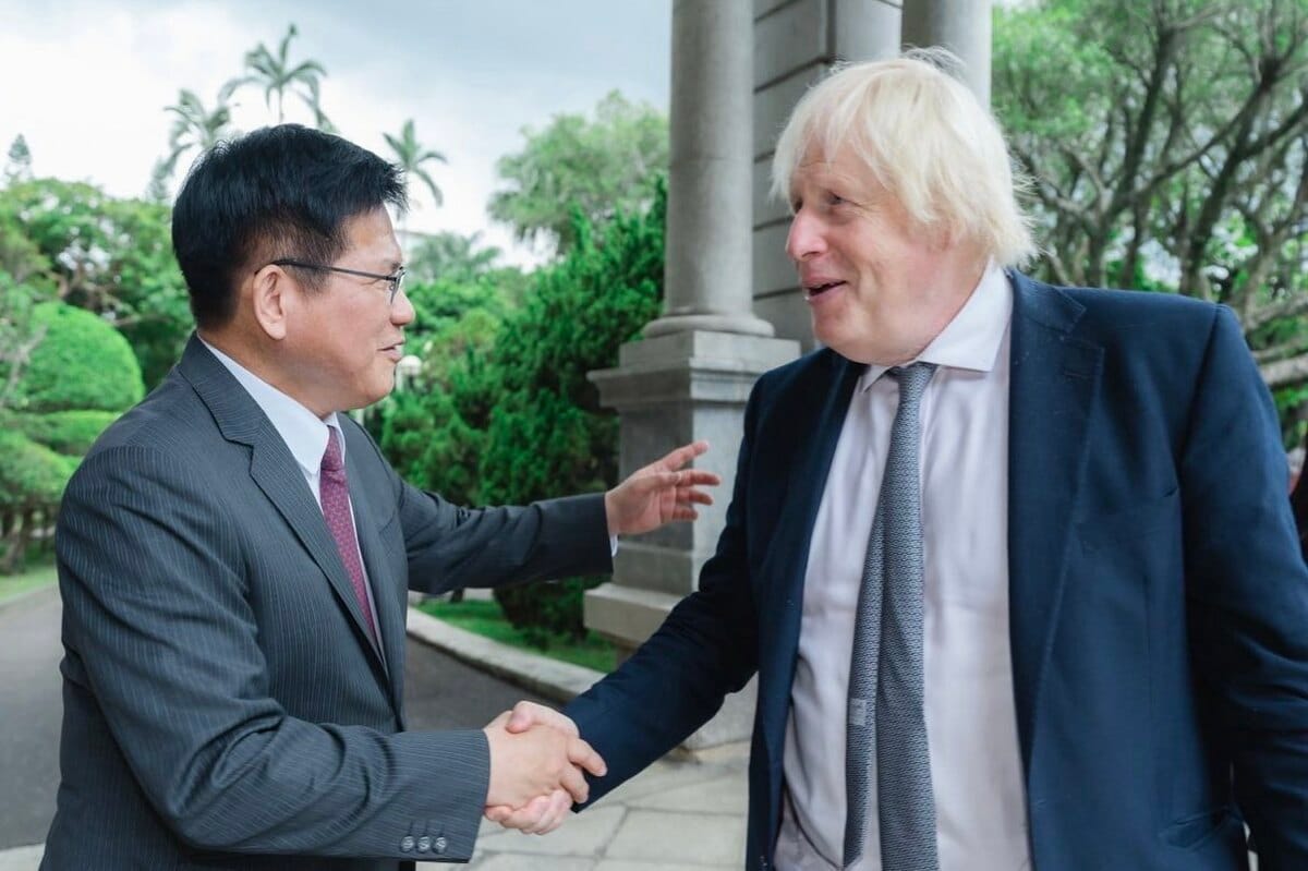 外交部長林佳龍（左一）在台北賓館歡迎英國前首相強生（Boris Johnson） 圖：外交部提供