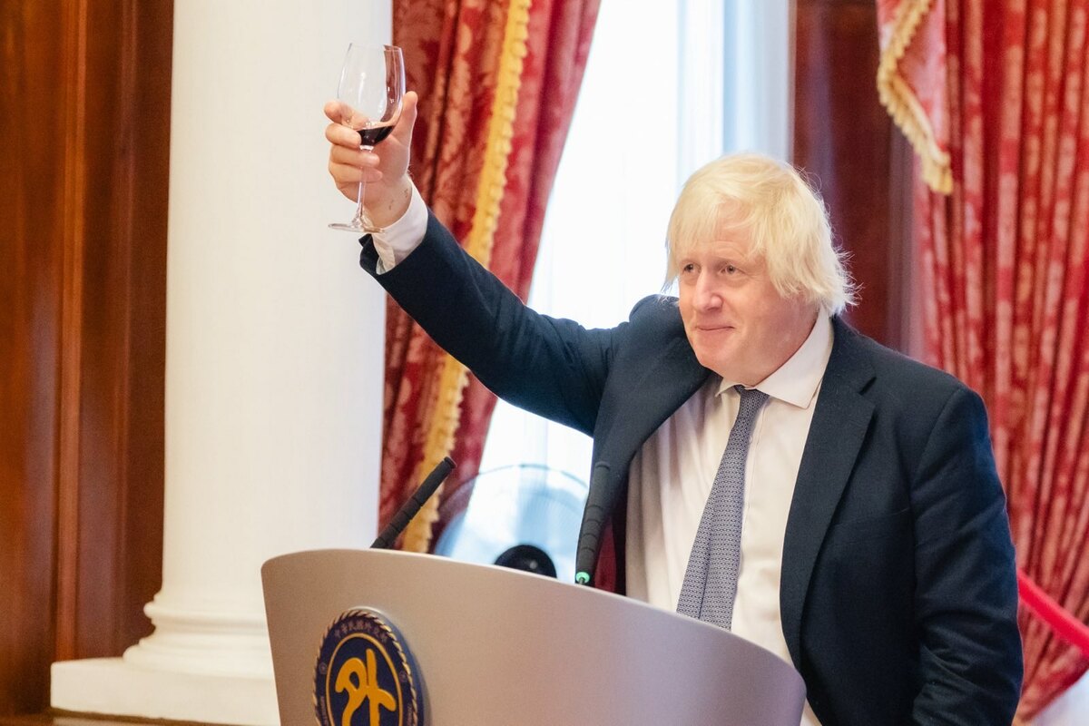 英國前首相強生（Boris Johnson）舉杯祝賀台灣成功 圖：外交部提供
