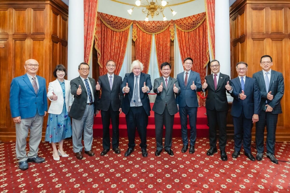 外交部長林佳龍（右五）、英國前首相強生（Boris Johnson，右六）與午宴貴賓合影 圖：外交部提供