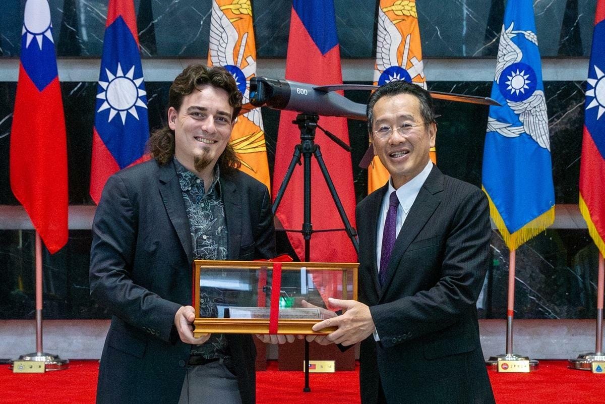 美國Anduril公司創辦人Palmer Luckey致贈國防部長顧立雄無人機模型。 圖：國防部提供