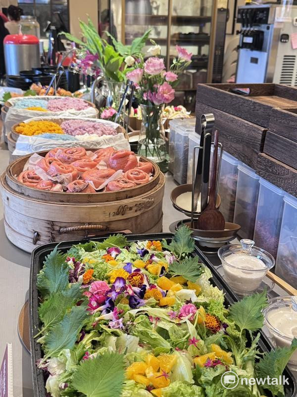 融合當季小農蔬果與可食花材，料理宛如一幅田園畫作，傳遞農村美學與土地風味。 圖：林怡伶/攝