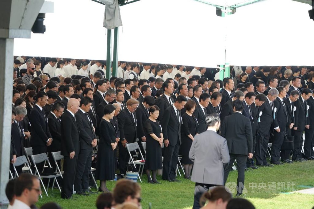 2025年8月6日是「原爆日」80週年紀念日。廣島市和平紀念儀式與會者6日在1945年美國投下原子彈的時間上午8時15分，集體默哀一分鐘。 圖：中央社提供