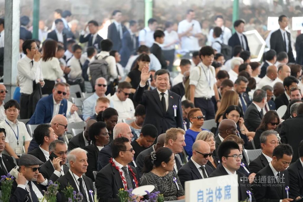 2025年8月6日是「原爆日」80週年紀念日。駐日代表李逸洋（中，站立揮手者）6日代表台灣首度出席廣島市和平紀念儀式。 圖：中央社提供