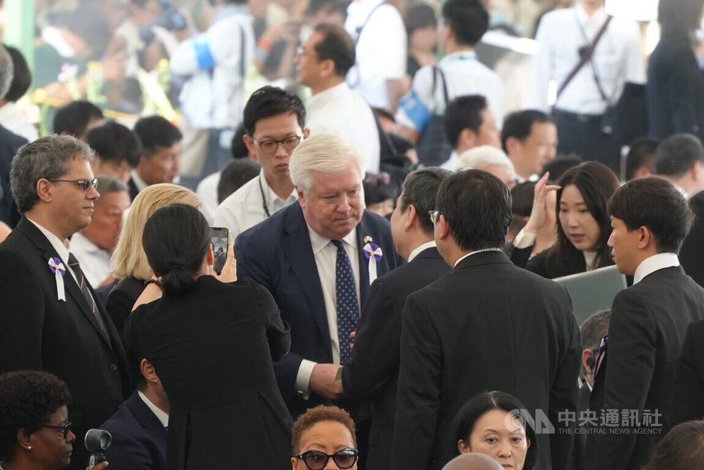 2025年8月6日是「原爆日」80週年紀念日。駐日代表李逸洋6日代表台灣首度出席廣島市和平紀念儀式，與美國駐日大使葛拉斯（中，白髮者）開場前在場內握手寒暄。 圖：中央社提供