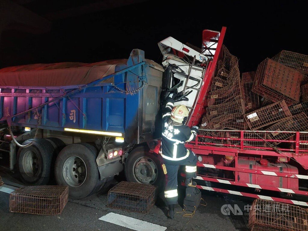 國道1號南向39公里的林口路段6日凌晨發生大貨車追撞前方砂石車，貨車駕駛送醫急救仍宣告不治。（翻攝照片）中央社記者王鴻國傳真 114年8月6日