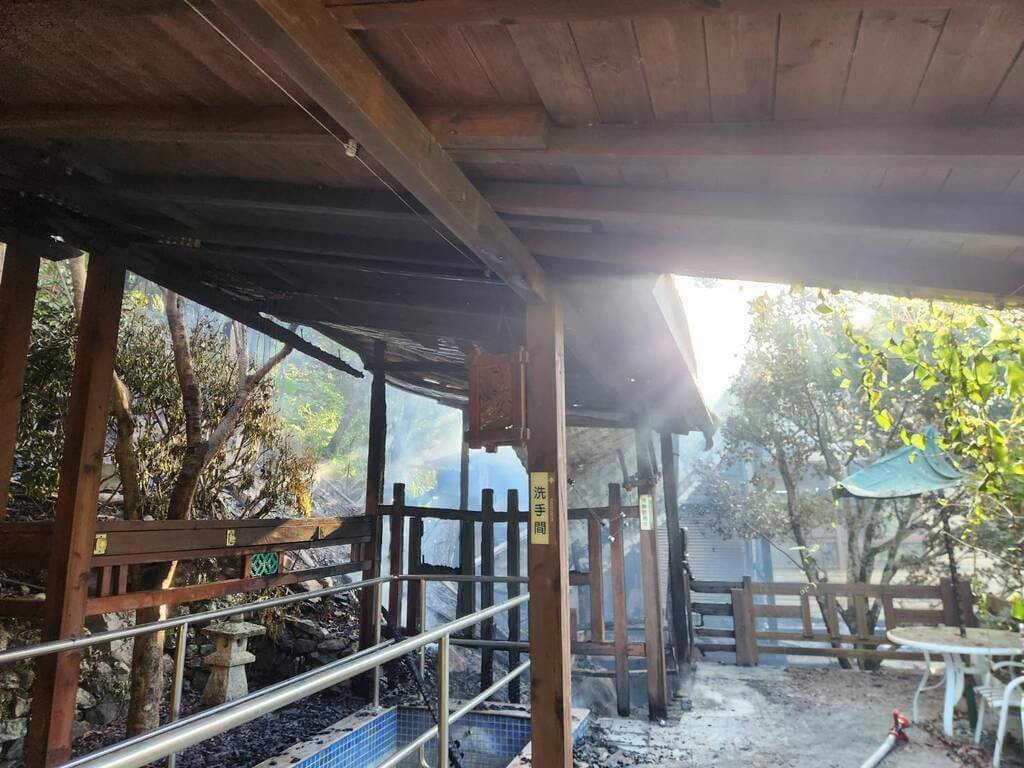 苗栗縣泰安鄉錦水溫泉飯店因財務問題，於113年7月暫停營業，6日清晨卻發生火警，消防隊員獲報趕往搶救撲滅火勢，所幸無人受困受傷，但戶外大眾池雨遮、涼亭都付之一炬。（苗栗縣消防局提供）中央社記者管瑞平傳真　114年8月6日