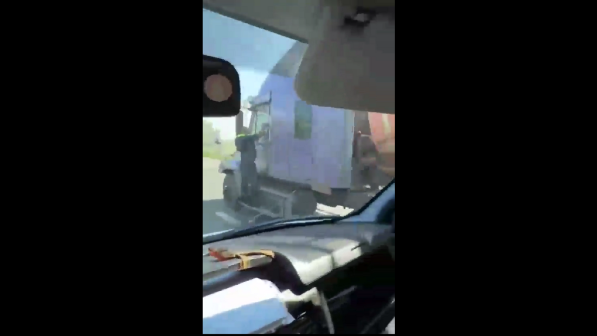 俄羅斯達吉斯坦地區於 8 月 5 日上演驚險一幕，一名油罐車司機無視交警攔檢命令，不僅加速逃逸，還與巡邏車發生碰撞，更驚人的是，一名警員在緊急情況下跳上車輛側踏板，被司機一路拖行近 5 公里，而整個過程竟被司機親自拍下，還似乎樂在其中。 圖:翻攝自影片