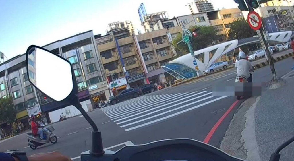 台中市1名男子日前騎機車遇警盤查，疑誤認自己被通緝，而展開逃亡模式，最後收到28張違規罰單，總額破新台幣18萬元。警方提醒，民眾在面對警方攔查時應冷靜配合，切勿因腦補劇情做出衝動舉動，不只荷包大失血，還可能危及自身與他人安全。（民眾提供）中央社記者郝雪卿傳真  114年8月6日