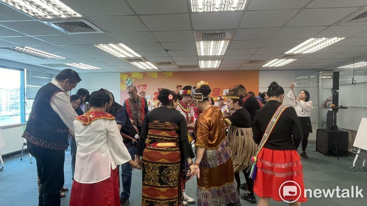 原住民、新住民一起圍圈跳舞。 圖：高逸帆／攝