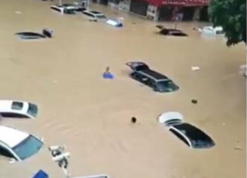 廣東連日大雨加上水庫洩洪釀重大水災，許多車輛被水淹沒。 圖 : 翻攝自X