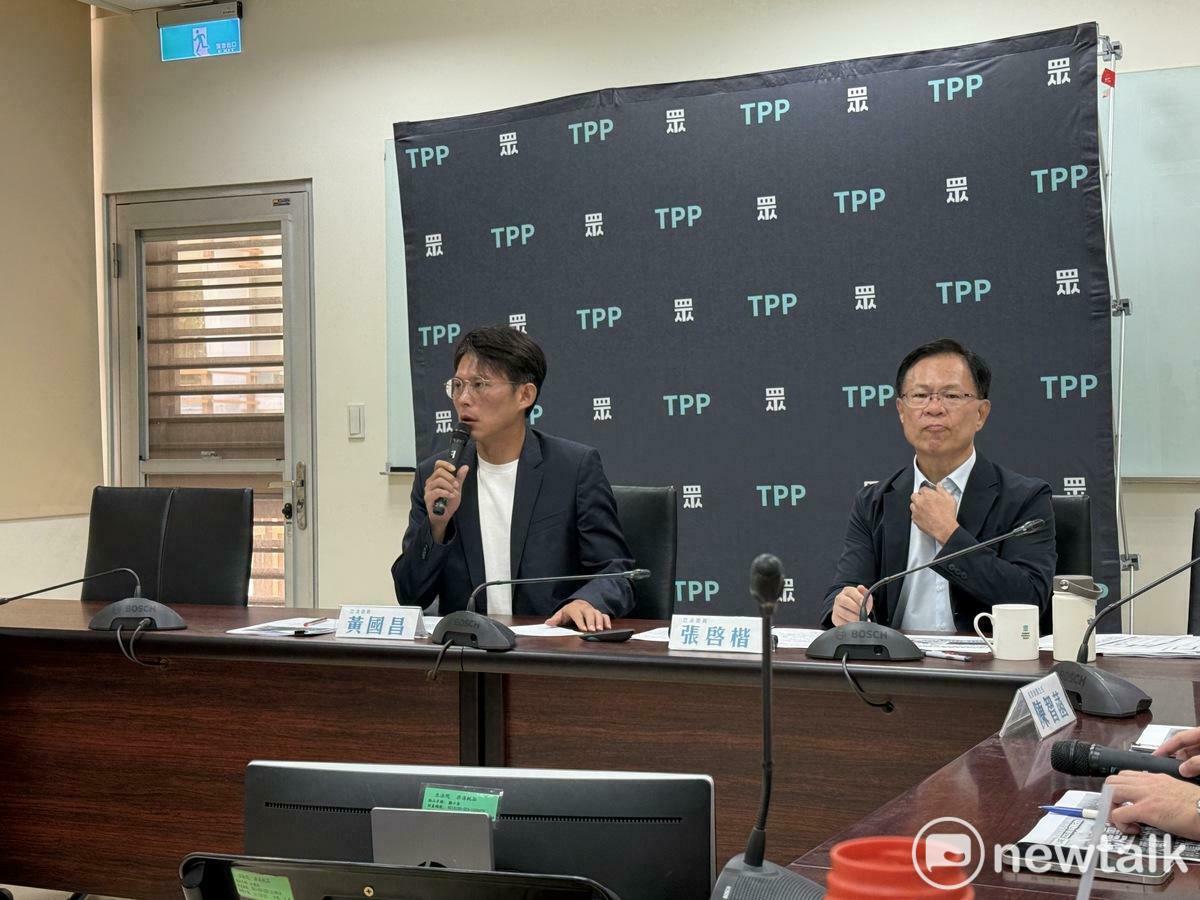 民眾黨主席黃國昌（左）、黨團副總召張啓楷（右）。 圖：周煊惠 / 攝