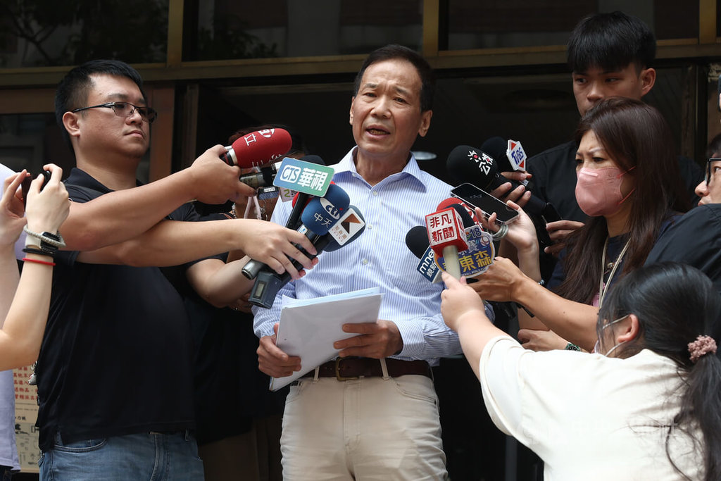 台北地方法院6日開庭審理前台北市長柯文哲自訴國民黨台北市議員鍾小平案，開庭約40分鐘結束，柯文哲與鍾小平達成和解，決定撤告。圖為庭後鍾小平（中）受訪說明。中央社記者王騰毅攝 114年8月6日
