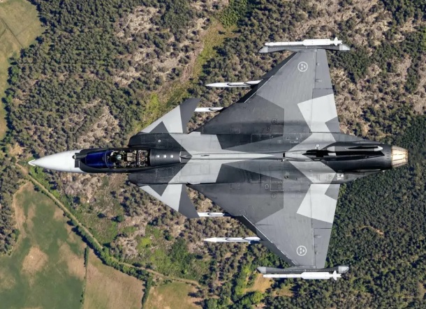 泰國空軍則宣布將採購瑞典紳寶集團研製的 JAS-39 「鷹獅」 E/F 戰鬥機，以增強自身的軍事實力。 圖：翻攝自 騰訊網 零度 Military