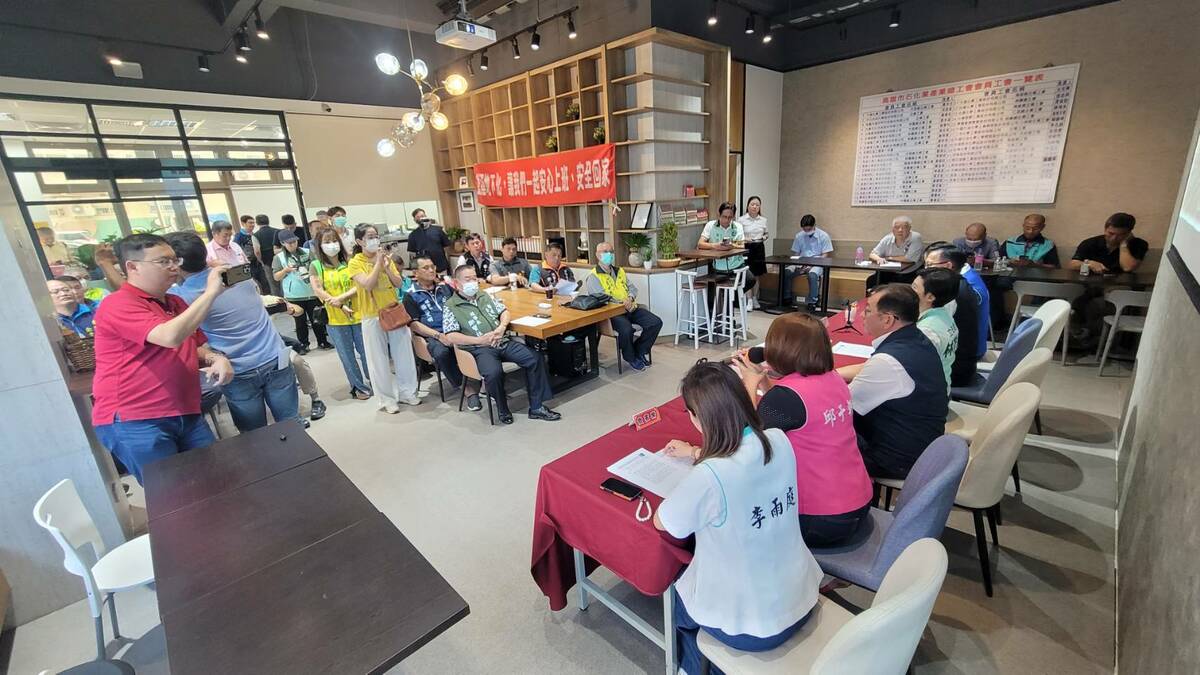 捷運林園東港線改採地下化施工記者會在高雄市石化業產業總工會舉行。 圖：邱于軒服務處/提供