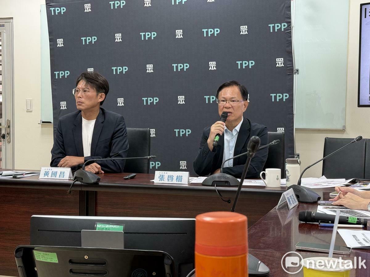 民眾黨主席黃國昌（左）、黨團副總召張啓楷（右）。 圖：周煊惠 / 攝（資料照）