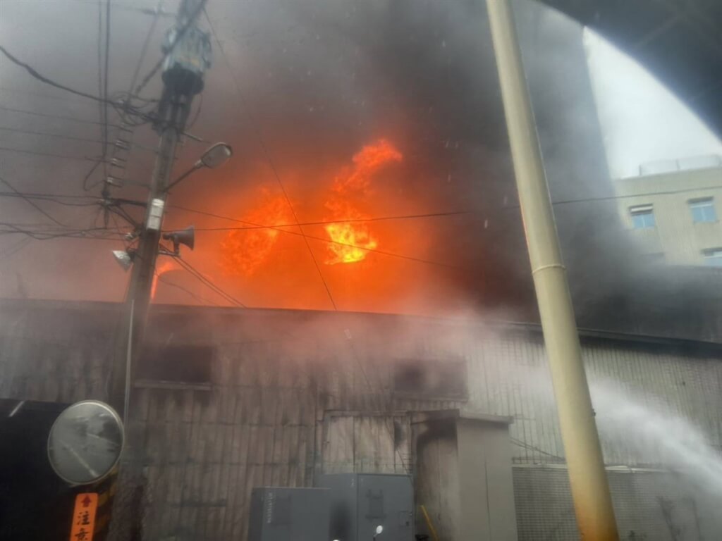 屏東縣東港安泰醫院去年10月3日發生火警，大樓冒出明顯火光及黑煙，院方緊急疏散醫護人員及患者，消防到場趕緊布水線灌救。（屏東縣政府提供）