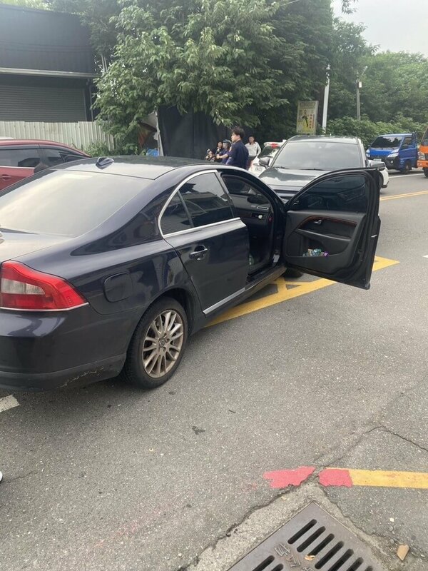 台中市警察局6日宣布查獲毒品通緝犯，經跟監到彰化員林市發現毒犯行蹤，毒犯在警方盤查時意圖駕車脫逃，碰撞路過車輛，遭警逮捕移送彰檢偵辦。（民眾提供）中央社記者郝雪卿傳真  114年8月6日