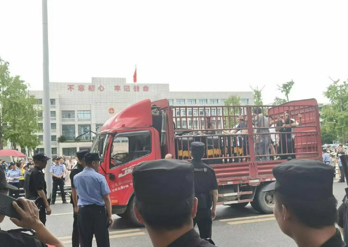 四川省江油市近期因校園霸凌事件引發大規模抗議，當地警方採取暴力鎮壓的方式，以「運豬車」運送被逮捕的抗議民眾。 圖：翻攝自 @yajunwwz X 帳號