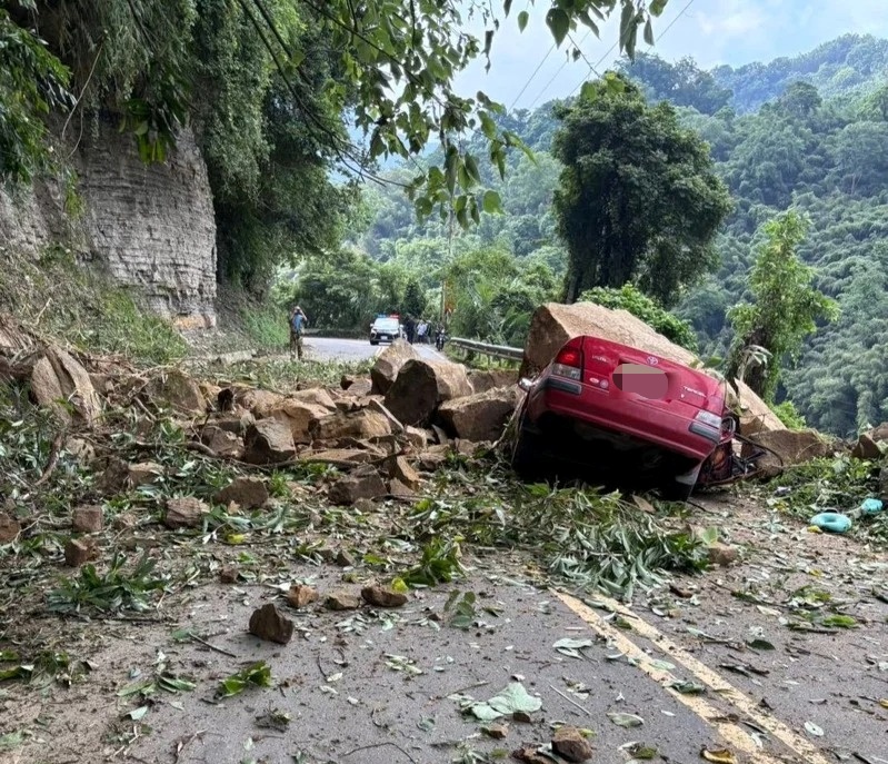 苗栗縣泰安鄉苗62-1線發生落石坍方，巨石砸中紅色轎車，駕駛與乘客2名男子死亡。 圖：民眾提供