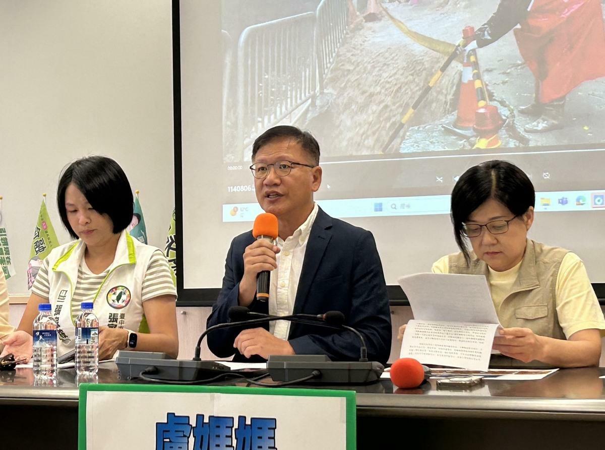民進黨團總召王立任質疑市府高層集體出訪澳洲，讓災後市政指揮出現空窗，直言「市政責任何在？」 圖：民進黨團總召王立任辦公室提供