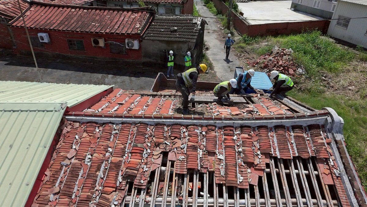 目前許多居民仍住在僅用帆布覆蓋的房子，已有6間廠商協助弱勢家庭認養8戶，針對低收入戶免費進行修繕房屋。 圖：公路局／提供
